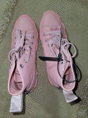 Off-White Women’s Pink Low-Top Sneakers